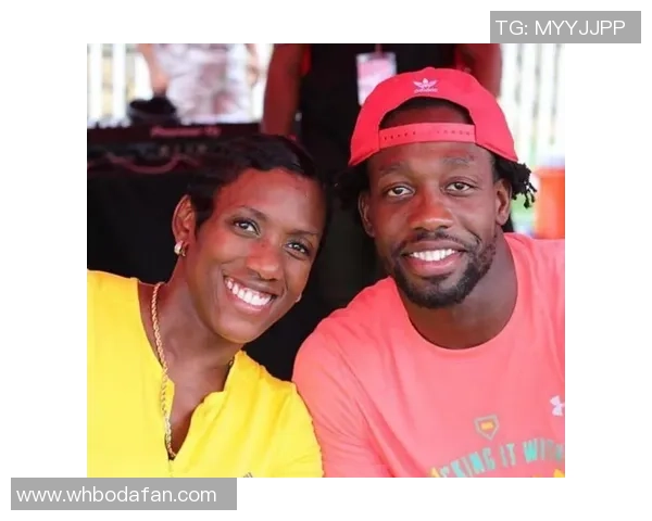 足球巨星与爱犬温情日常展现运动员场外柔情一面